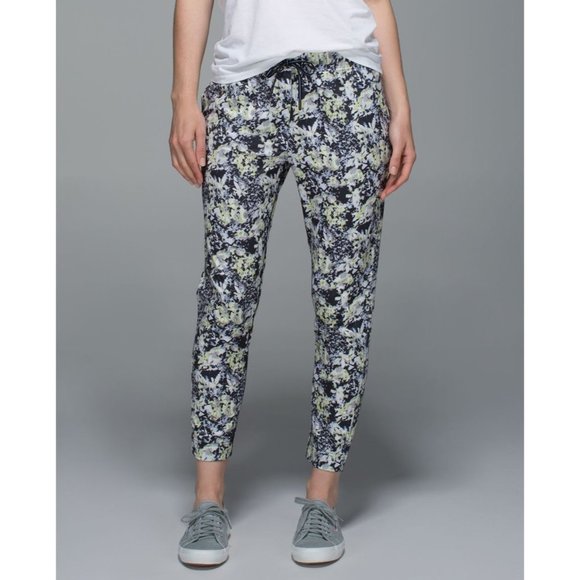 Lululemon Jet Crop Luxtreme in Crosscourt Petal Black Clarity Yellow Size - Picture 1 of 5